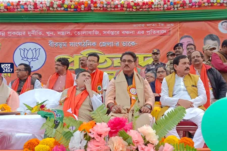 অনুব্রতর গড়ে ঢুকে পড়লেন শুভেন্দু! দলত্যাগের কিছু ঘণ্টা পরই বিরোধী দলনেতার উপস্থিতিতে বিজেপিতে যোগ অনুব্রতর ডেপুটির অনুব্রতর গড়ে ঢুকে পড়লেন শুভেন্দু! দলত্যাগের কিছু ঘণ্টা পরই বিরোধী দলনেতার উপস্থিতিতে বিজেপিতে যোগ অনুব্রতর ডেপুটির