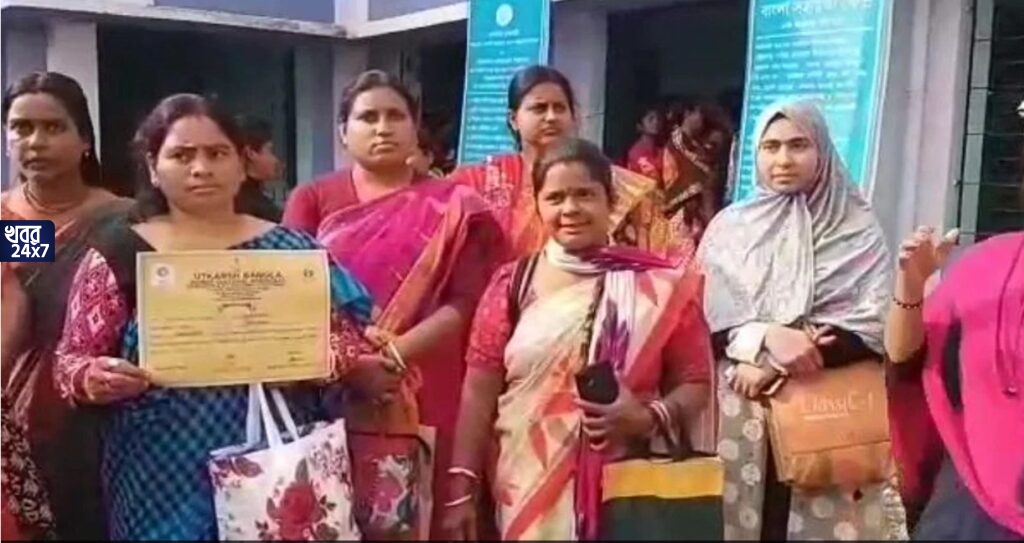 এবার ‘বেনিয়ম’-এর অভিযোগ উৎকর্ষ বাংলার টাকাতেও, প্রাপ্ত টাকাতে কাটমানি, প্রতিবাদ জানিয়ে বিক্ষোভ স্বনির্ভর গোষ্ঠীর মহিলাদের এবার ‘বেনিয়ম’-এর অভিযোগ উৎকর্ষ বাংলার টাকাতেও, প্রাপ্ত টাকাতে কাটমানি, প্রতিবাদ জানিয়ে বিক্ষোভ স্বনির্ভর গোষ্ঠীর মহিলাদের