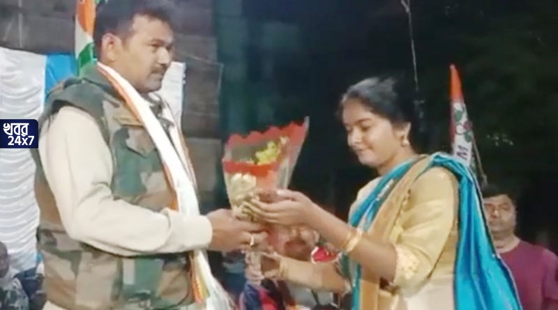 উর্দি পরেই তৃণমূলের মঞ্চে হাজির ট্র্যাফিক ওসি, নিলেন সংবর্ধনাও, বিতর্ক উঠতেই শোকজ