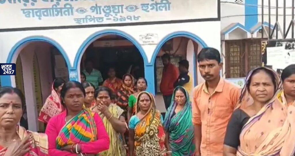 তৃণমূলের স্বজনপোষণ! আবাস যোজনায় ঘরহারারাই পাচ্ছেন না ঘর, পঞ্চায়েত ভোট বয়কটের হুঁশিয়ারি এলাকাবাসীদের তৃণমূলের স্বজনপোষণ! আবাস যোজনায় ঘরহারারাই পাচ্ছেন না ঘর, পঞ্চায়েত ভোট বয়কটের হুঁশিয়ারি এলাকাবাসীদের
