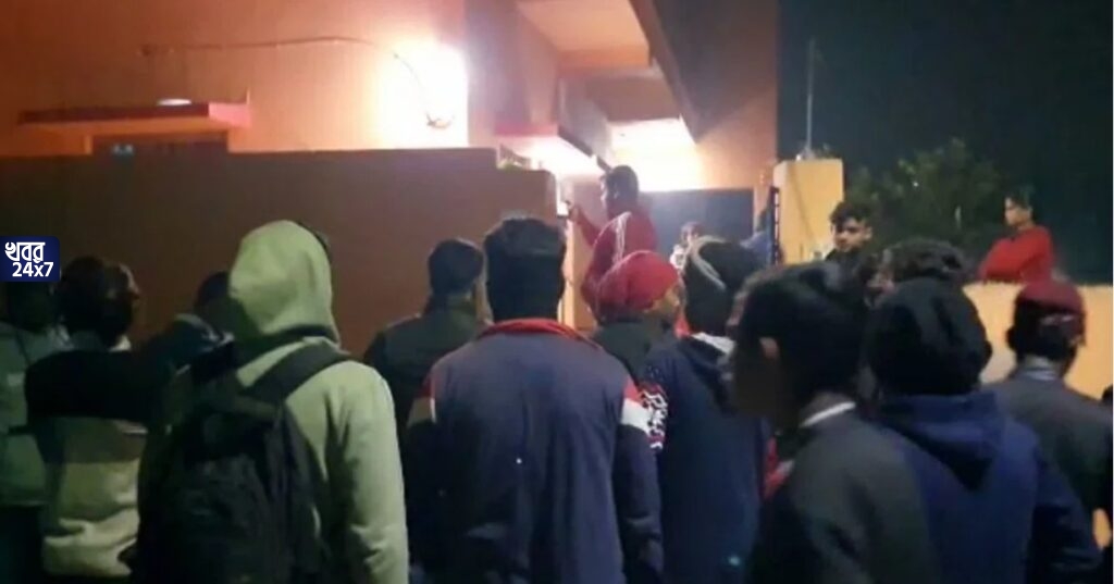 পঞ্চায়েত ভোটের আগে ফের বোমাবাজি রাজ্যে! ABVP কর্মীর বাড়িতে পড়ল বোমা, অভিযোগের তীর তৃণমূলের দিকে পঞ্চায়েত ভোটের আগে ফের বোমাবাজি রাজ্যে! ABVP কর্মীর বাড়িতে পড়ল বোমা, অভিযোগের তীর তৃণমূলের দিকে