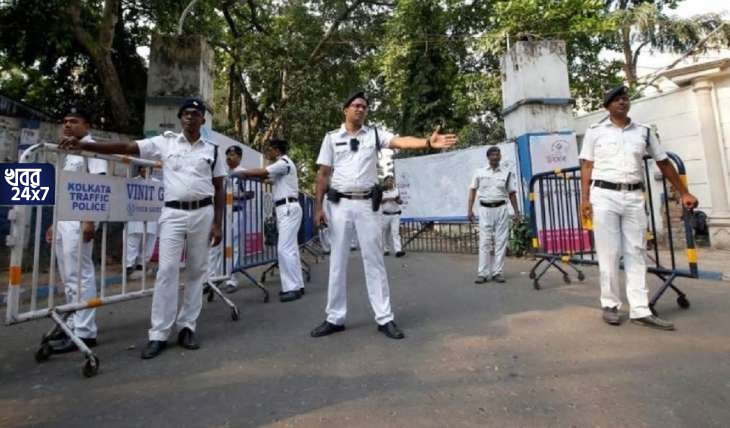 পুলিশকে রাস্তায় ফেলে বেধড়ক মারধর মত্ত যুবকদের, বাঁচাতে গিয়ে আহত এক এএসআই-ও, কলকাতার রাস্তায় বিশৃঙ্খলা পুলিশকে রাস্তায় ফেলে বেধড়ক মারধর মত্ত যুবকদের, বাঁচাতে গিয়ে আহত এক এএসআই-ও, কলকাতার রাস্তায় বিশৃঙ্খলা