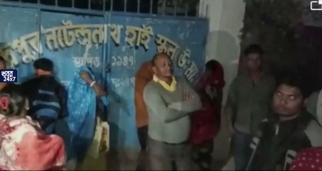 মাধ্যমিকের ফর্ম ফিলাপ করার জন্য ২৫০ টাকার বদলে ২৮০০ টাকা নেওয়ার অভিযোগ সরকারি স্কুলে, স্কুলের বাইরে বিক্ষোভ অভিভাবকদের