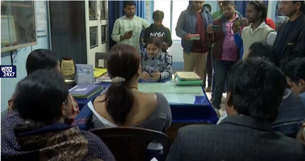 জোরকদমে চলছিল ক্লাস, আচমকাই দলবল নিয়ে স্লোগান দিতে দিতে মেয়েদের ক্লাসে ঢুকে পড়ল ‘দিদির দূত’, তারপর যা ঘটল…