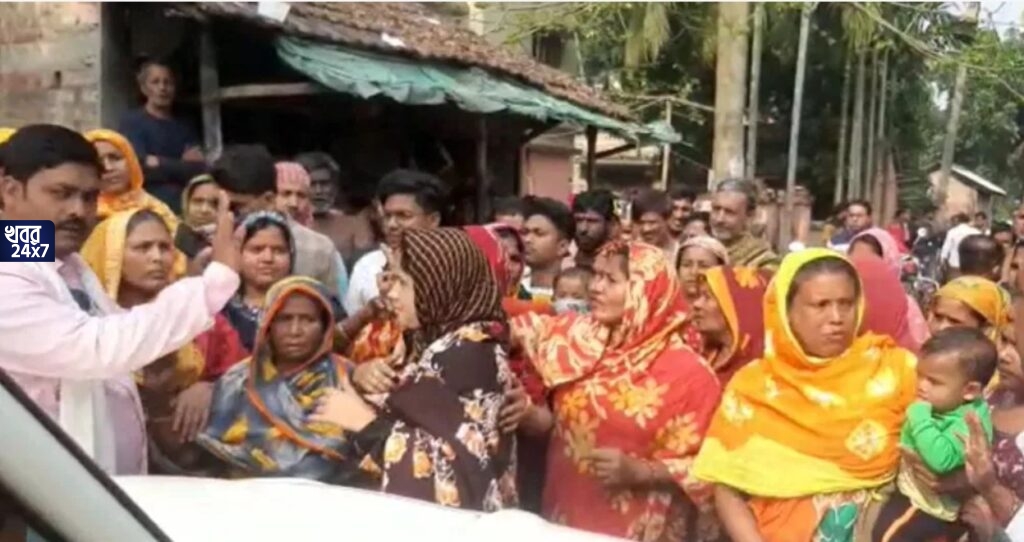 গ্রামে ঢুকতেই ঘিরে ধরলেন স্থানীয়রা, প্রকল্প থেকে বঞ্চিত হওয়ার অভিযোগ এনে ৩০ মিনিট ‘দিদির দূত’কে দাঁড় করিয়ে বিক্ষোভ গ্রামবাসীদের