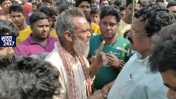 পঞ্চায়েত প্রধানের বিরুদ্ধে অভিযোগ তুলে ‘দিদির দূত’কে’ ঘিরে বিক্ষোভ, অভিযোগ চাপা দিতে জোরে স্লোগান তৃণমূল কর্মীদের, শোরগোল অনুব্রতর গড়ে পঞ্চায়েত প্রধানের বিরুদ্ধে অভিযোগ তুলে ‘দিদির দূত’কে’ ঘিরে বিক্ষোভ, অভিযোগ চাপা দিতে জোরে স্লোগান তৃণমূল কর্মীদের, শোরগোল অনুব্রতর গড়ে