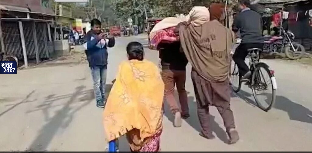 সাতসকালে করুণ দৃশ্য রাজ্যে! অ্যাম্বুলেন্সের টাকা না দিতে পারায় মায়ের মৃতদেহ কাঁধে তুলেই শ্মশানে ছুটলেন ছেলে, পিছনে সঙ্গ দিলেন বৃদ্ধ বাবা