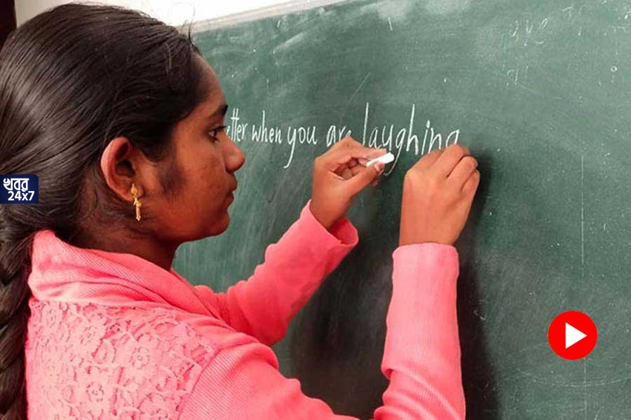 চমকপ্রদ! ১১ রকম ভঙ্গিতে দু’হাতেই সাবলীলভাবে লিখতে পারেন, চোখ বন্ধ করে উল্টো দিকেও পারেন লিখতে, তরুণীর বিশেষ ক্ষমতায় অভিভূত নেটবাসী চমকপ্রদ! ১১ রকম ভঙ্গিতে দু’হাতেই সাবলীলভাবে লিখতে পারেন, চোখ বন্ধ করে উল্টো দিকেও পারেন লিখতে, তরুণীর বিশেষ ক্ষমতায় অভিভূত নেটবাসী