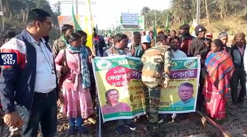 রাজ্যজুড়ে রেল অবরোধ আদিবাসীদের, একাধিক স্টেশনে দাঁড়িয়ে ট্রেন, বাতিল বেশকিছু ট্রেন, ‘সারনা ধর্ম কোড’ চালুর দাবী আদিবাসীদের রাজ্যজুড়ে রেল অবরোধ আদিবাসীদের, একাধিক স্টেশনে দাঁড়িয়ে ট্রেন, বাতিল বেশকিছু ট্রেন, ‘সারনা ধর্ম কোড’ চালুর দাবী আদিবাসীদের
