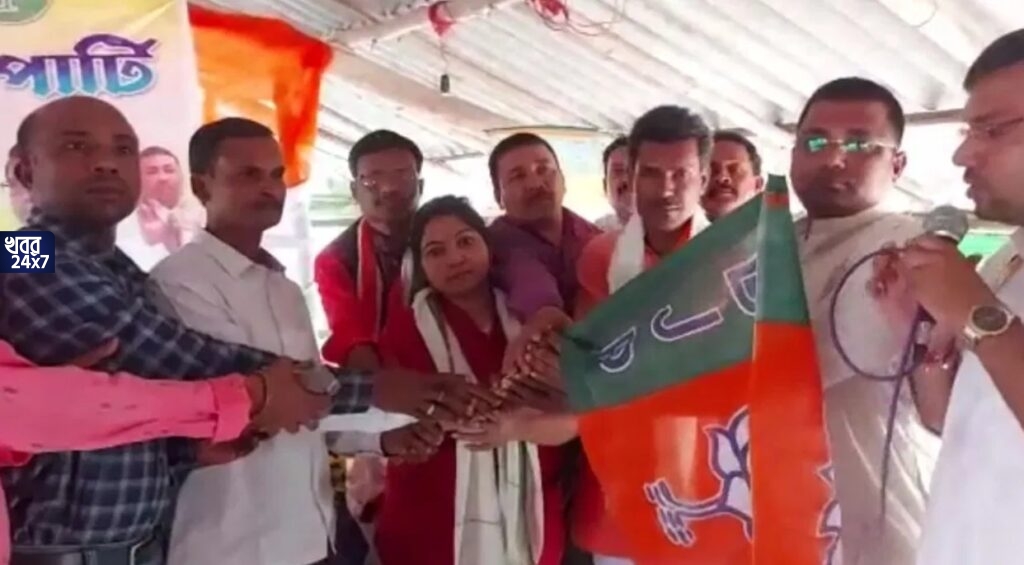 পঞ্চায়েত নির্বাচনের আগে মাথায় হাত শাসক শিবিরের, মন্ত্রী অখিল গিরির গড় থেকে বিজেপিতে যোগ দাপুটে তৃণমূল নেতা-সহ ১০ পরিবারের পঞ্চায়েত নির্বাচনের আগে মাথায় হাত শাসক শিবিরের, মন্ত্রী অখিল গিরির গড় থেকে বিজেপিতে যোগ দাপুটে তৃণমূল নেতা-সহ ১০ পরিবারের
