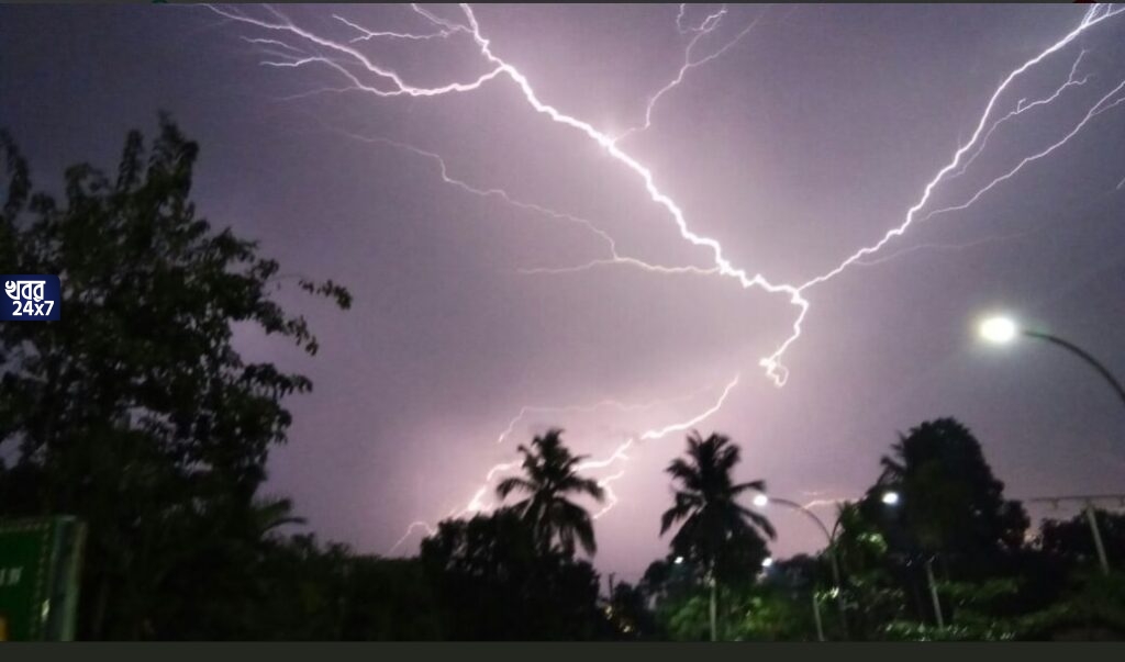 মরশুমের প্রথম কালবৈশাখী, এক ধাক্কায় কমে গেল ৫ ডিগ্রি তাপমাত্রা, আজ ফের দুর্যোগের আশঙ্কা, হতে পারে শিলাবৃষ্টিও মরশুমের প্রথম কালবৈশাখী, এক ধাক্কায় কমে গেল ৫ ডিগ্রি তাপমাত্রা, আজ ফের দুর্যোগের আশঙ্কা, হতে পারে শিলাবৃষ্টিও