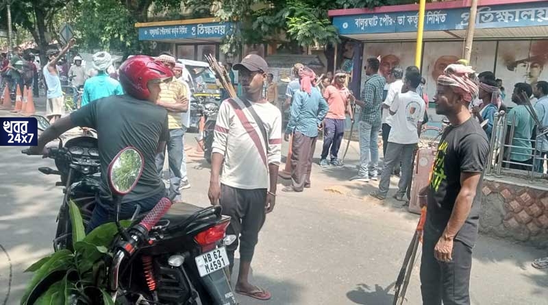 দণ্ডিকাণ্ডের বিরুদ্ধে প্রতিবাদ জানিয়ে বাংলা বনধের ডাক, বনধ সফল করতে হাতে তীর-ধনুক নিয়ে রাস্তায় নামলেন আদিবাসীরা