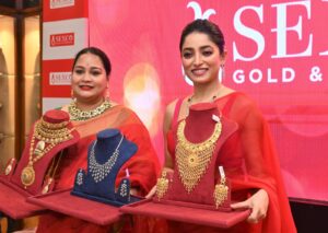 সেনকো গোল্ড অ্যান্ড ডায়মন্ডসের নতুন আঞ্চলিক মুখ হলেন টলি অভিনেত্রী ইশা সাহা, মিউজিক ভিডিও-র মাধ্যমে প্রকাশ পেল নতুন ব্রাইডাল জুয়েলারি কালেকশন সেনকো গোল্ড অ্যান্ড ডায়মন্ডসের নতুন আঞ্চলিক মুখ হলেন টলি অভিনেত্রী ইশা সাহা, মিউজিক ভিডিও-র মাধ্যমে প্রকাশ পেল নতুন ব্রাইডাল জুয়েলারি কালেকশন
