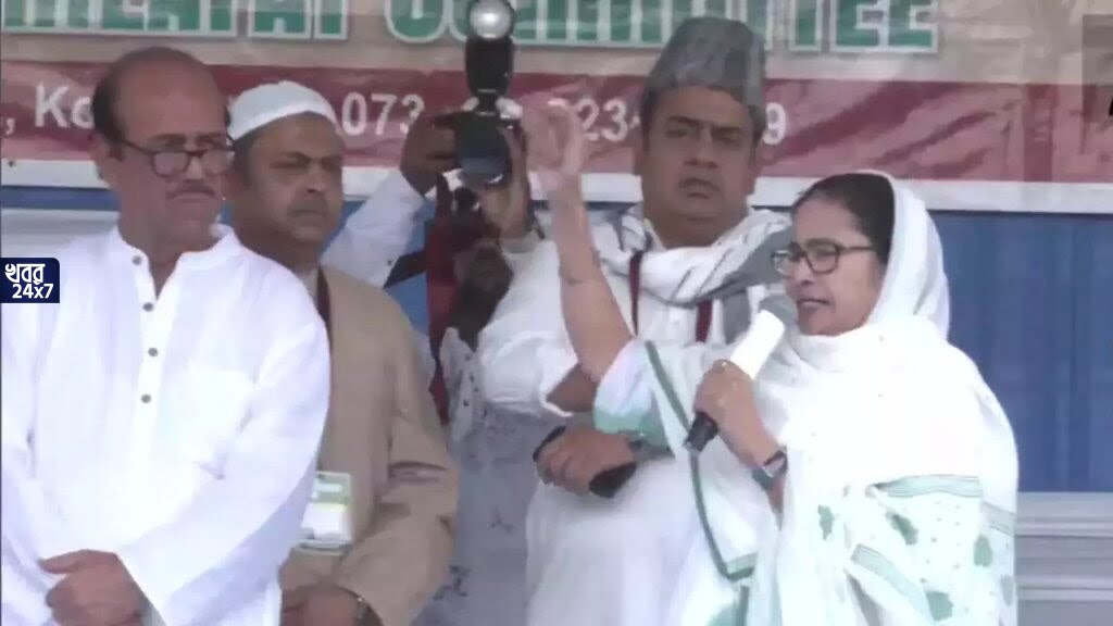 ‘যারা বাইরে থাকেন, তারাও এসে তৃণমূলে ভোট দিন’, ইদের দিন রেড রোড থেকেই চব্বিশের লোকসভা নির্বাচনের বীজ বপন করলেন মমতা