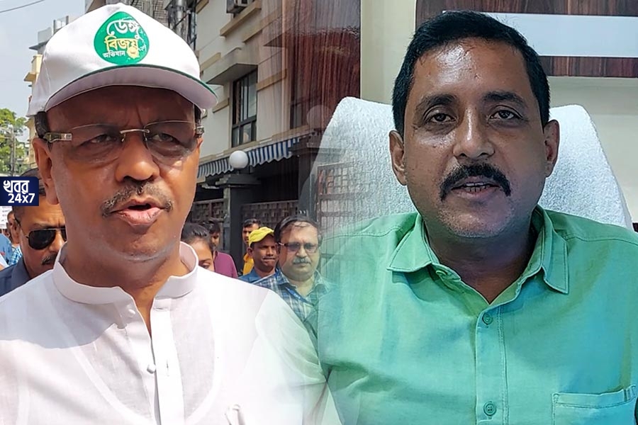 কলকাতা পুরসভায় চাকরি পেয়েছেন মেয়র ফিরহাদ হাকিমের পাড়ারই অজস্র লোকজন, নিয়োগ দুর্নীতির মাঝেই উঠল বড় অভিযোগ কলকাতা পুরসভায় চাকরি পেয়েছেন মেয়র ফিরহাদ হাকিমের পাড়ারই অজস্র লোকজন, নিয়োগ দুর্নীতির মাঝেই উঠল বড় অভিযোগ