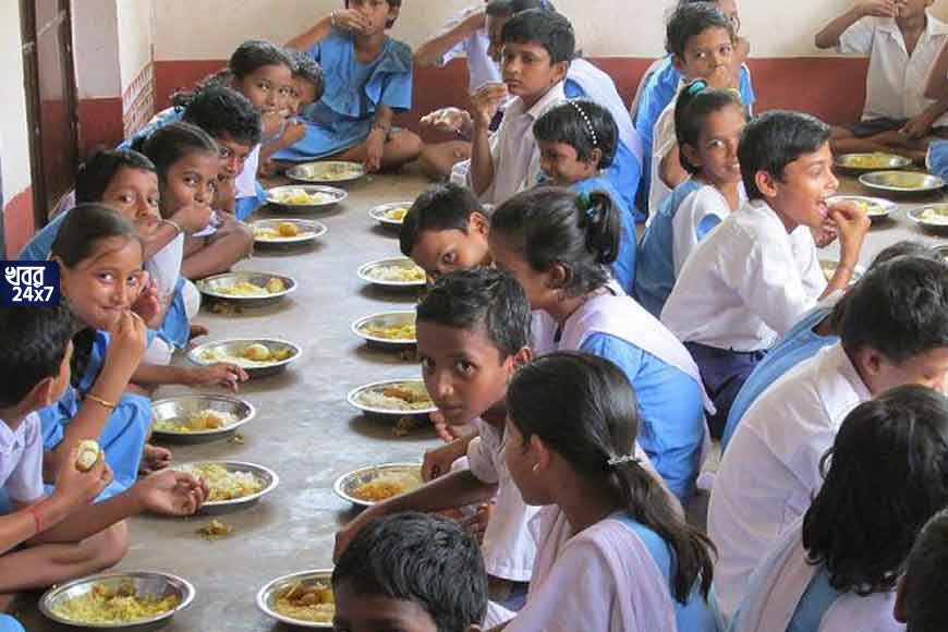 Students Fell Sick after Having Mid Day Meal Food, Mid Day Meal. food poison, students, suck, hospitalized, School, parents protest