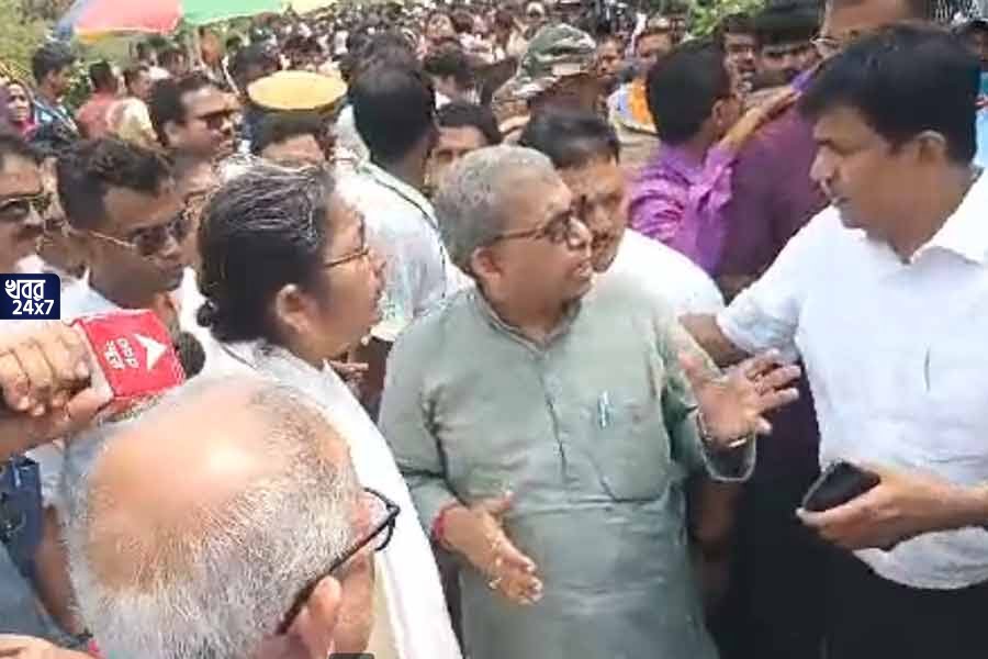 এগরায় তৃণমূলের প্রতিনিধি দল পা রাখতেই ফুঁসে উঠল ক্ষিপ্ত গ্রামবাসী, মানস-দোলাদের উদ্দেশে উঠল ‘চোর চোর’ স্লোগান