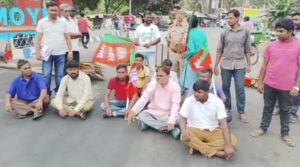 বিজেপি নেতার খু’নের প্রতিবাদে ১২ ঘণ্টার বন্ধের ডাক বিজেপির, বন্ধ অসফল করতে ধরপাকড় শুরু পুলিশের বিজেপি নেতার খু’নের প্রতিবাদে ১২ ঘণ্টার বন্ধের ডাক বিজেপির, বন্ধ অসফল করতে ধরপাকড় শুরু পুলিশের