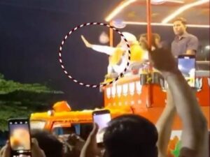 মোদীকে লক্ষ্য করে ছোঁড়া হল মোবাইল, কর্ণাটকের রোড শো-তে প্রধানমন্ত্রীর নিরাপত্তা নিয়ে উঠল প্রশ্ন