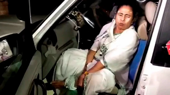 ‘এ ব্যাথা কী যে ব্যাথা’! কী হয়েছে পায়ে, পায়ের সংক্রমণ নিয়ে সবটা জানালেন মমতা
