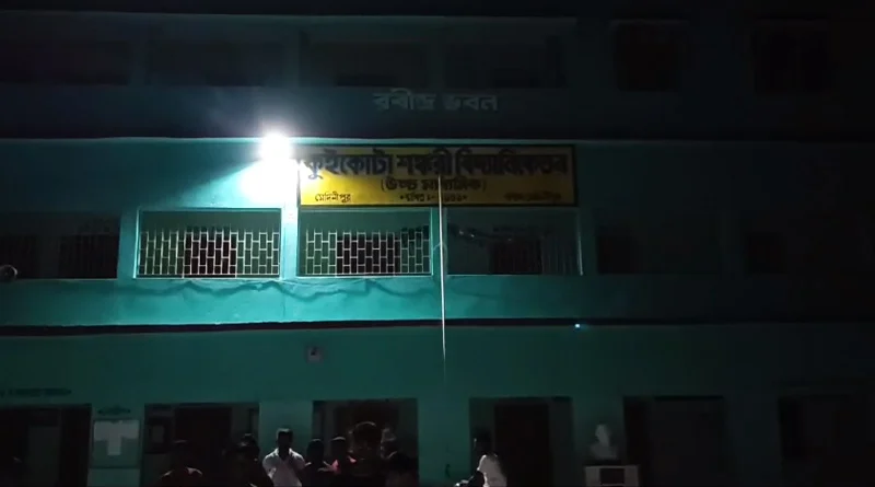 বন্ধ স্কুলের ভেতর থেকে ভেসে আসছে বাচ্চা ছেলের কান্নার শব্দ, ভৌতিক কাণ্ড মেদিনীপুরে, তুমুল চাঞ্চল্য গোটা এলাকায় বন্ধ স্কুলের ভেতর থেকে ভেসে আসছে বাচ্চা ছেলের কান্নার শব্দ, ভৌতিক কাণ্ড মেদিনীপুরে, তুমুল চাঞ্চল্য গোটা এলাকায়