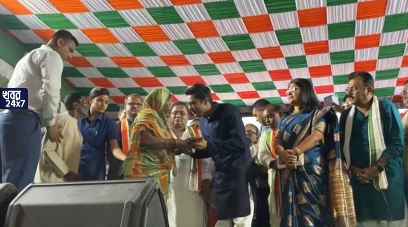 ‘মেরুদণ্ড বিক্রি করিনি, আর কখনও করবও না’, পুজোতে বস্ত্র বিতরণ করতে গিয়ে রাজনৈতিক বার্তা অভিষেকের ‘মেরুদণ্ড বিক্রি করিনি, আর কখনও করবও না’, পুজোতে বস্ত্র বিতরণ করতে গিয়ে রাজনৈতিক বার্তা অভিষেকের