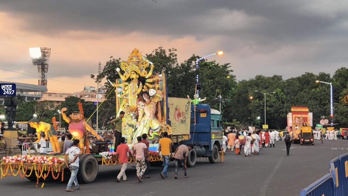 police, detained, doctor, Durga Puja carnival, badge, hunger strike, support