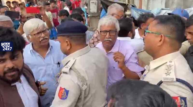 জয়নগর গ্রামে ঢুকতে গিয়ে পুলিশের বাধার মুখে সুজন-নওশাদরা, চলল দফায় দফায় বচসা, ধ্বস্তাধস্তি জয়নগর গ্রামে ঢুকতে গিয়ে পুলিশের বাধার মুখে সুজন-নওশাদরা, চলল দফায় দফায় বচসা, ধ্বস্তাধস্তি