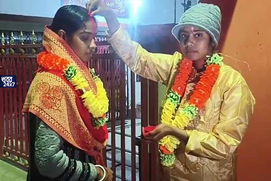 ‘ভালোবাসার জয়’! স্বীকৃতি দেয় সুপ্রিম কোর্ট, তাও প্রেমের টানেই বাড়ি থেকে পালিয়ে মন্দিরে গিয়ে বিয়ে দুই সমকামী তরুণীর