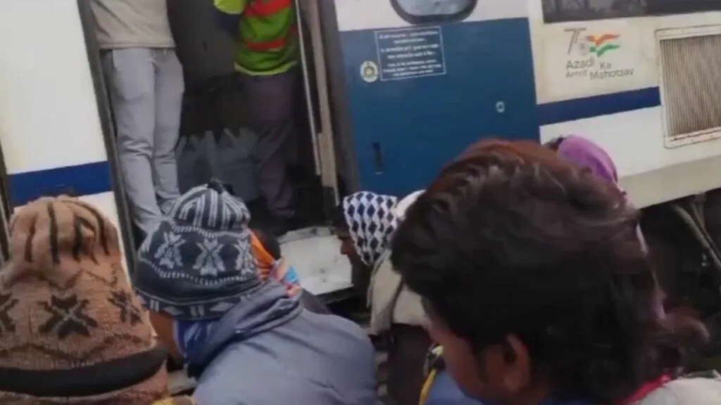 সকাল সকাল বড় বিপত্তির মুখে বন্দে ভারত এক্সপ্রেস, দুর্ঘটনার জেরে ভেঙে পড়ল ট্রেনের একাংশ, আতঙ্কে যাত্রীরা