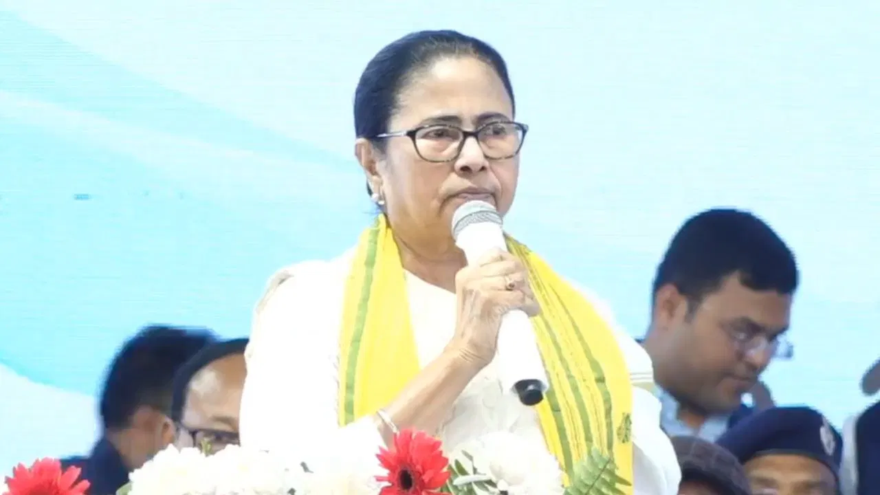Mamata Banerjee cut off ties with TMC MLA, ‬ ‪‎Mamata Banerjee, cut off tie, TMC MLA, Usharani Mandal, slammed, 2024 Lok Sabha Election,