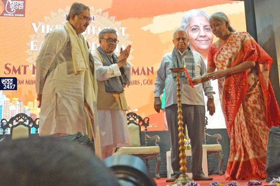 ‘কীভাবে টাকা দেব, আমার বাবার পয়সা নাকি’, কেন্দ্রের বকেয়া টাকা নিয়ে রাজ্যকে তোপ অর্থমন্ত্রী নির্মলা সীতারমণের ‘কীভাবে টাকা দেব, আমার বাবার পয়সা নাকি’, কেন্দ্রের বকেয়া টাকা নিয়ে রাজ্যকে তোপ অর্থমন্ত্রী নির্মলা সীতারমণের
