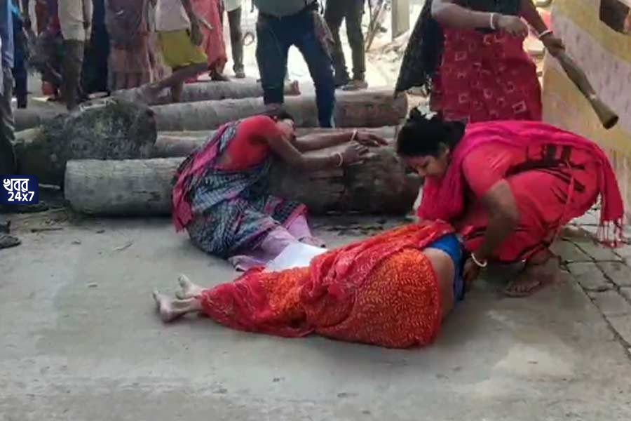 সন্দেশখালি যেন এক টুকরো নন্দীগ্রাম! অপরাধীদের না ধরে গ্রামবাসীদের আটকের অভিযোগ পুলিশের বিরুদ্ধে, রাস্তায় শুয়ে পুলিশ ভ্যান আটকালেন মহিলারা সন্দেশখালি যেন এক টুকরো নন্দীগ্রাম! অপরাধীদের না ধরে গ্রামবাসীদের আটকের অভিযোগ পুলিশের বিরুদ্ধে, রাস্তায় শুয়ে পুলিশ ভ্যান আটকালেন মহিলারা