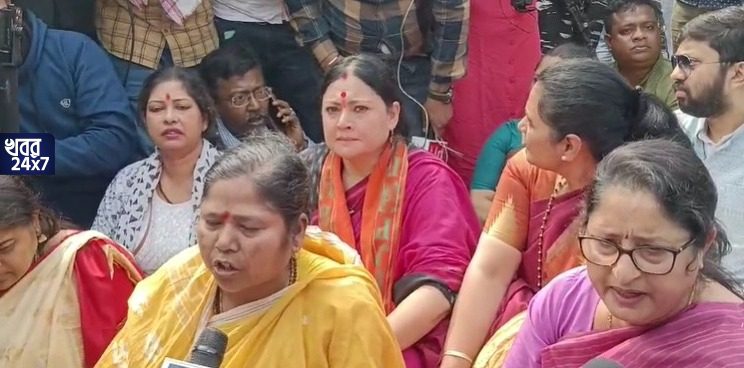 সুকান্ত-শুভেন্দুর পর সন্দেশখালিতে ঢুকতে বাধা বিজেপির ফ্যাক্ট ফাইন্ডিং টিমকেও, পুলিশের সঙ্গে বচসা, রাস্তায় বসে পড়লেন অগ্নিমিত্রা পালরা সুকান্ত-শুভেন্দুর পর সন্দেশখালিতে ঢুকতে বাধা বিজেপির ফ্যাক্ট ফাইন্ডিং টিমকেও, পুলিশের সঙ্গে বচসা, রাস্তায় বসে পড়লেন অগ্নিমিত্রা পালরা