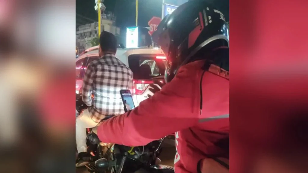 স্বপ্ন পূরণের লড়াই! রাস্তার যানজটের মধ্যেও UPSC পরীক্ষার প্রস্তুতি নিতে ব্যস্ত ডেলিভারি বয়, প্রশংসায় পঞ্চমুখ নেটপাড়া
