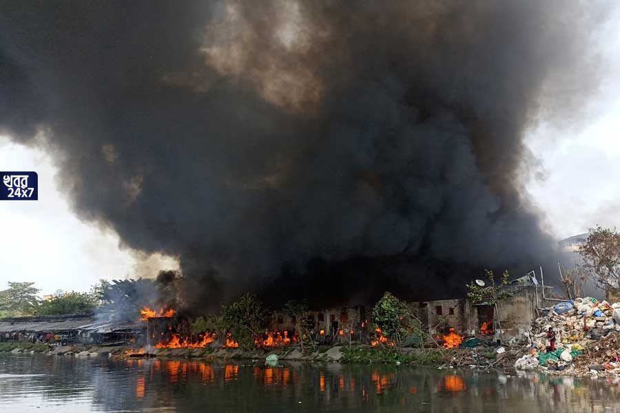 Fire broke out in Dumdum, massive fire, Dumdum, slum area, fire brigade, fire control, Sujit Bose, Sujan Chakraborty,