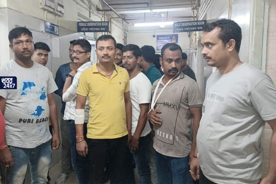 Police is attacked by villagers, police, attacked, injured, hospital, raid, Baruipur,