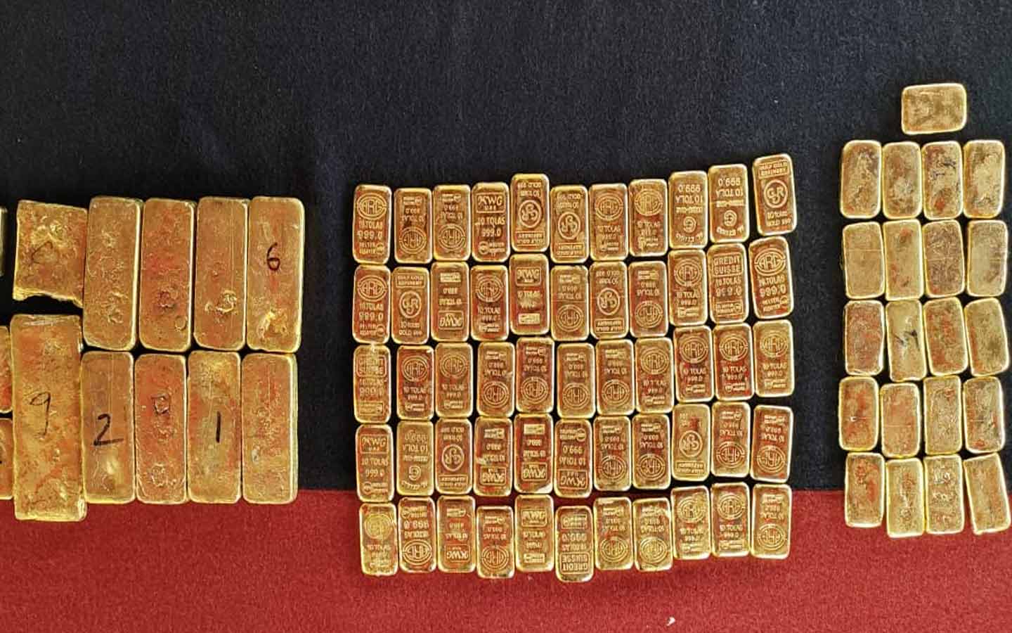 টাকা-সোনায় ছড়াছড়ি রাজ্যে! ভোট বাংলায় উদ্ধার কোটি কোটি টাকার সোনার বিস্কুট, বিএসএফ ফাঁস করল চক্র টাকা-সোনায় ছড়াছড়ি রাজ্যে! ভোট বাংলায় উদ্ধার কোটি কোটি টাকার সোনার বিস্কুট, বিএসএফ ফাঁস করল চক্র