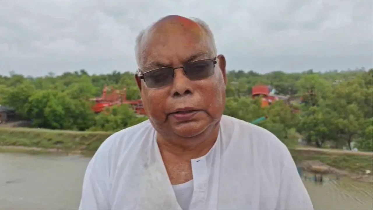 Kanti Ganguly arrived at SundarbanKanti Ganguly, Sundarban, cyclone, Remal, ত্রাণ, ত্রিপল, কান্তি গাঙ্গুলী,‌সুন্দরবন