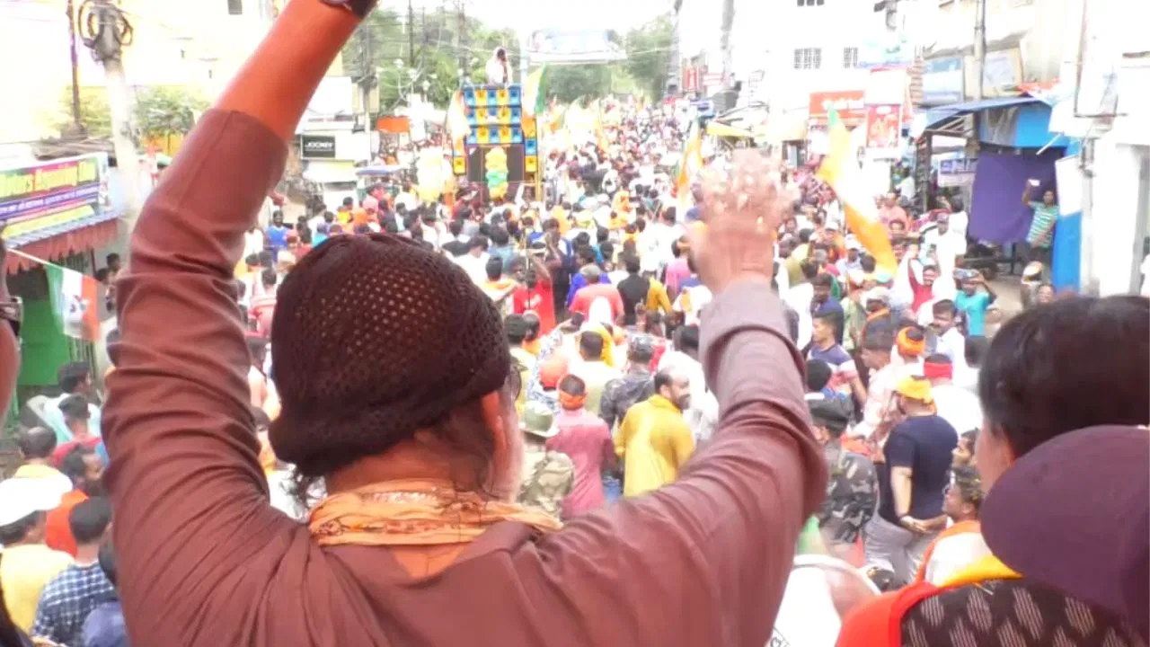 Bottle and stone threw at Mithun Chakraborty, road show, Mithun Chakraborty, bottle, stone, throw, Agnimitra Paul, 2024 Lok Sabha Election,