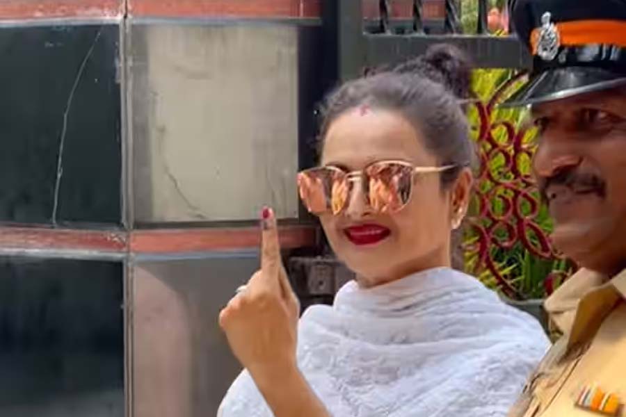 Loksabha election, Rekha, look, vote, রেখা, লুক, ভোট, সোশ্যাল মিডিয়া