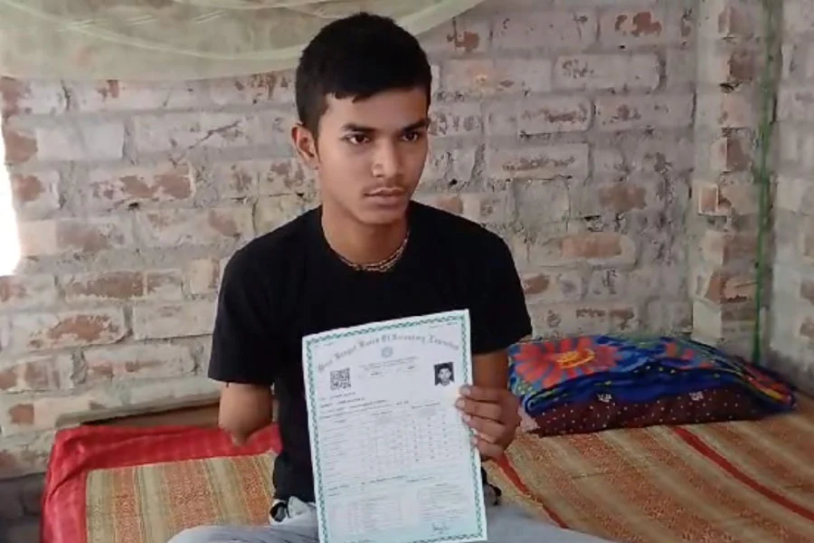 পরীক্ষার আগে বাদ দিয়েছে ডান হাত, মনের অদম্য ইচ্ছেতে হার মেনেছে প্রতিবন্ধকতা, বাঁ-হাতে লিখেই মাধ্যমিকে উত্তীর্ণ শুভজিৎ Life struggle, result out, Madhyamik, Subhojit Biswas, শুভজিৎ বিশ্বাস, মাধ্যমিক, ফলাফল