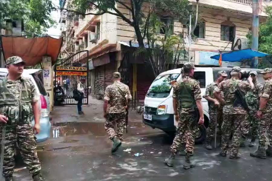 Gate of apartment locked by miscreants, Apartment, Howrah, gate, locked, voters, BJP, TMC, 2024 Lok Sabha Election,