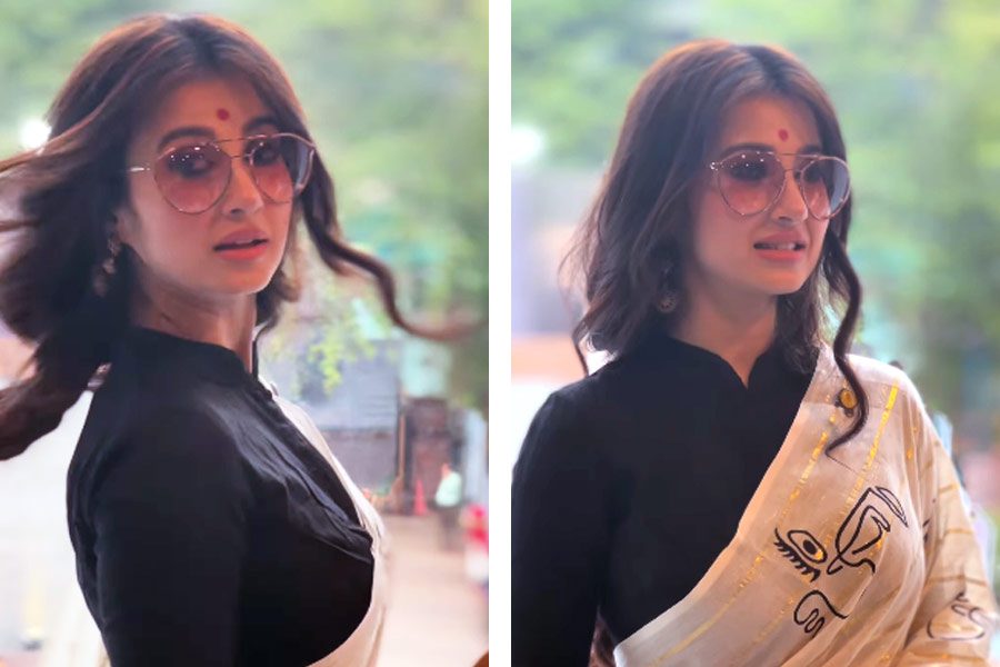 চাইনিজ কলারের ব্লাউজ, আলগা বিনুনি, লাল টিপ, মৃণাল সেনের বায়োপিক 'পদাতিক'-এরর টিজার লঞ্চে স্নিগ্ধ রূপে মনামী চাইনিজ কলারের ব্লাউজ, আলগা বিনুনি, লাল টিপ, মৃণাল সেনের বায়োপিক 'পদাতিক'-এরর টিজার লঞ্চে স্নিগ্ধ রূপে মনামী