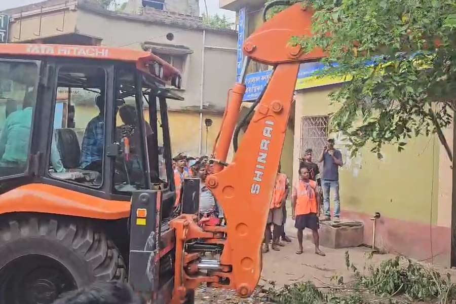 মানা হচ্ছে না মুখ্যমন্ত্রীর আদেশ ? ঘোষণার পরও বীরভূমে হকার উচ্ছেদ ঘিরে বিতর্ক তুঙ্গে Eviction of hawkers in Birbhum, Birbhum, hawker, Mamata Banerjee, eviction, হকার, উচ্ছেদ, বীরভূম