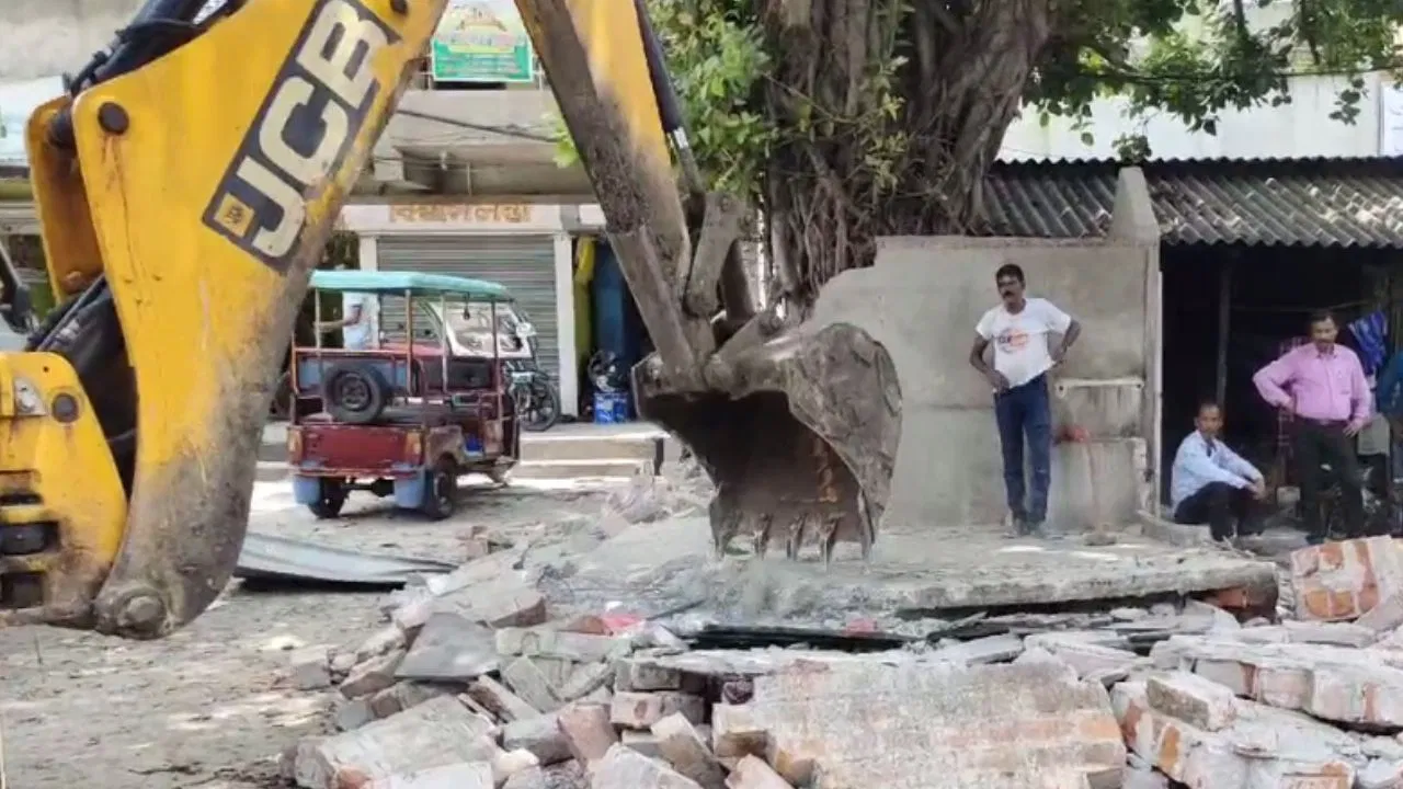 Municipality demolished a hotel for illegal construction, Halishahar, hotel, demolished, illegal construction, HaliShahar Municipality, ‬ ‪‎Mamata Banerjee,
