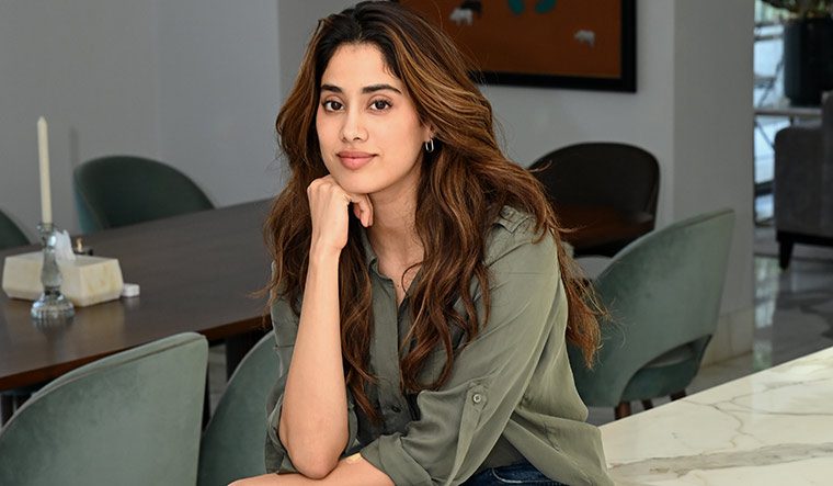 Janhvi Kapoor, habit, stealing, actress, shopping mall, জাহ্নবী কাপুর, চুরির অভ্যাস, বালিশ