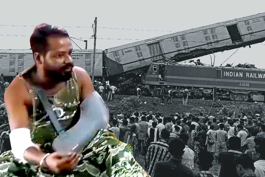 Hooghly youth faced Kanchenjunga Express accident saved life of 5, Hooghly, youth, saved life, badly injured, hospitalized, kanchenjunga Express Accident,