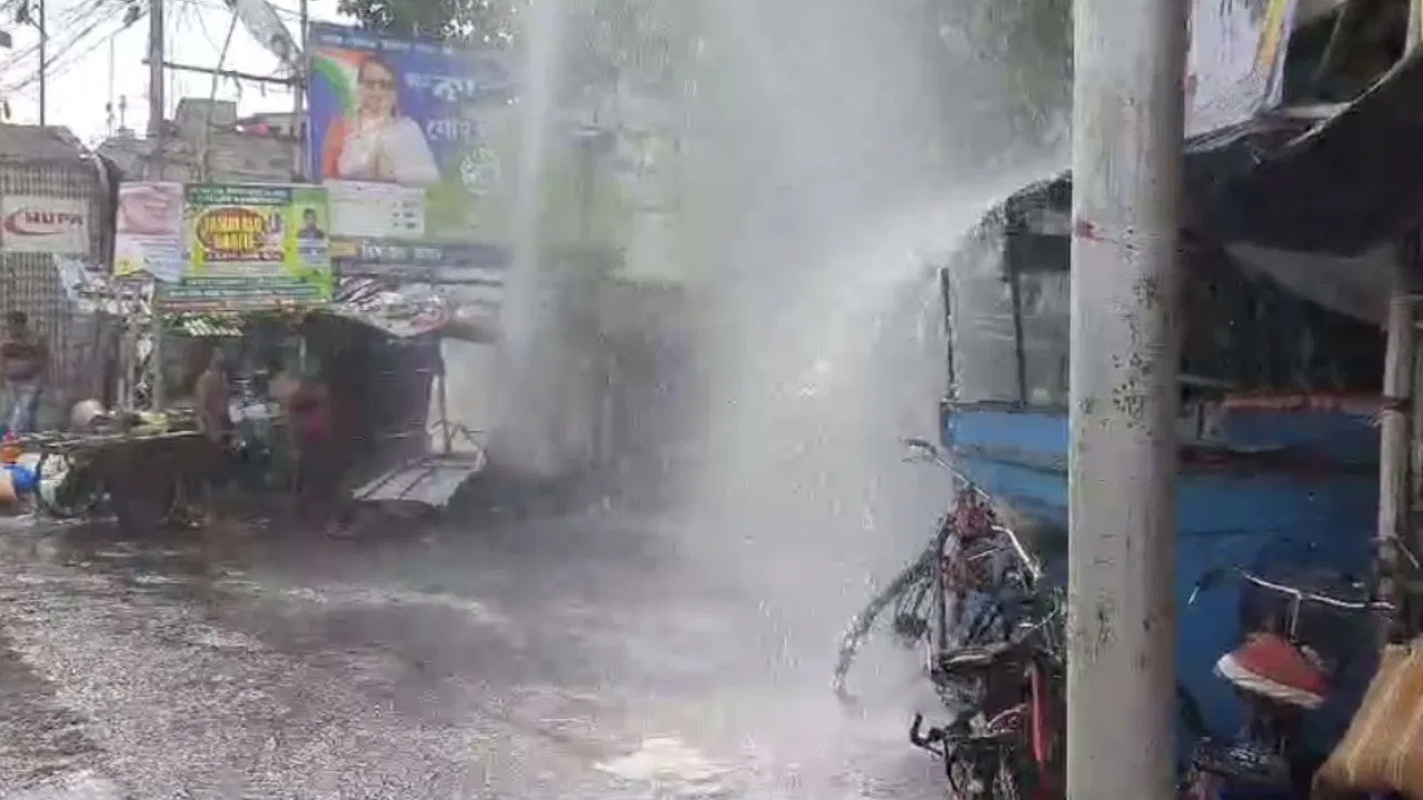 Water Fountain in Kolkata, kolkata Municipal corporation, pipe, water fountain, pipe, কলকাতা পুরসভা, পাইপ লাইন, ফাটল