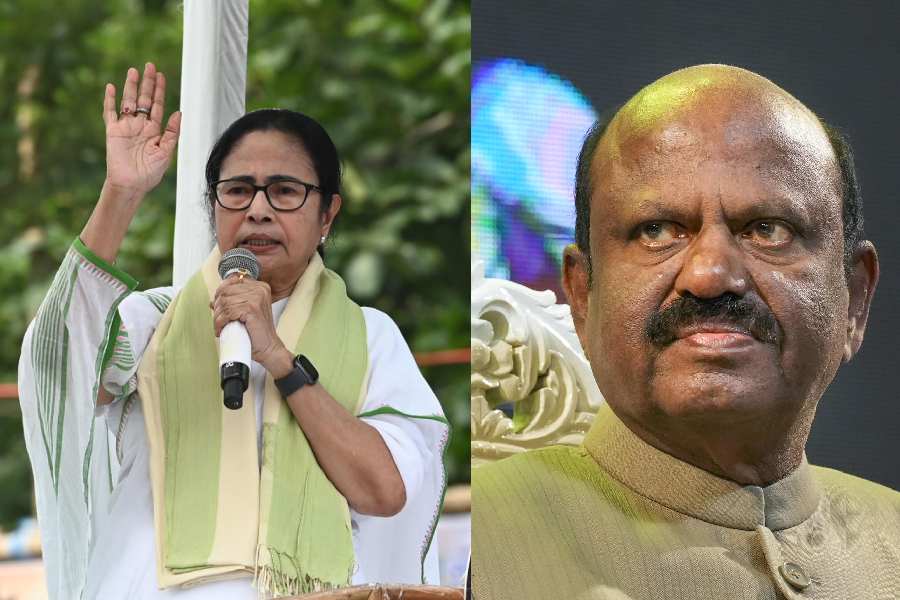 Defamation Case against Mamata Banerjee and other two TMC Leaders, C V Ananda Bose, Mamata Banerjee, defamation case, TMC Leaders